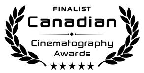 La imagen muestra un logotipo o sello que dice FINALIST Canadian Cinematography Awards. Está enmarcado por una corona de laurel estilizada en negro. Debajo del texto principal hay cinco estrellas pequeñas. El diseño es sencillo y en blanco y negro, dando una apariencia formal y elegante que sugiere que se trata de un premio o reconocimiento en el campo de la cinematografía canadiense.