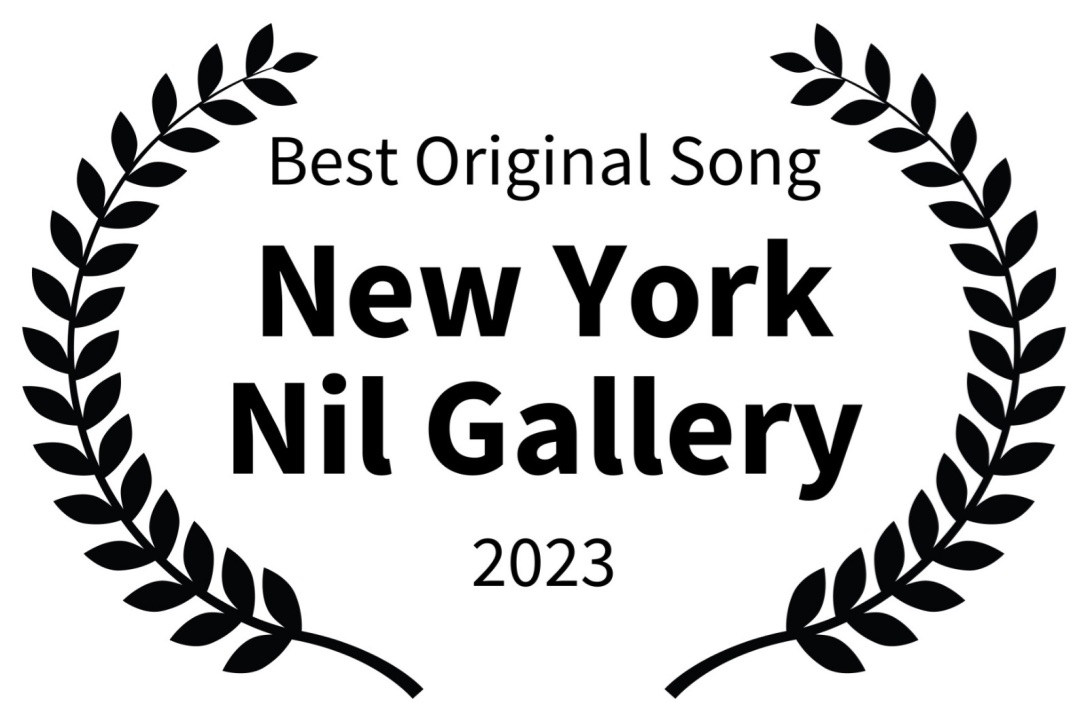 La imagen muestra un diseño de reconocimiento con dos ramas de laurel en negro, una a cada lado. En el centro, el texto dice: Best Original Song, New York Nil Gallery, 2023.